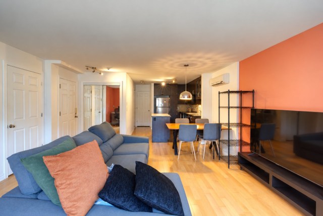 Salon — 7361 17e Avenue, Montréal