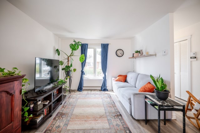 Salon — 31 Rue Quintal, Saint-Liboire