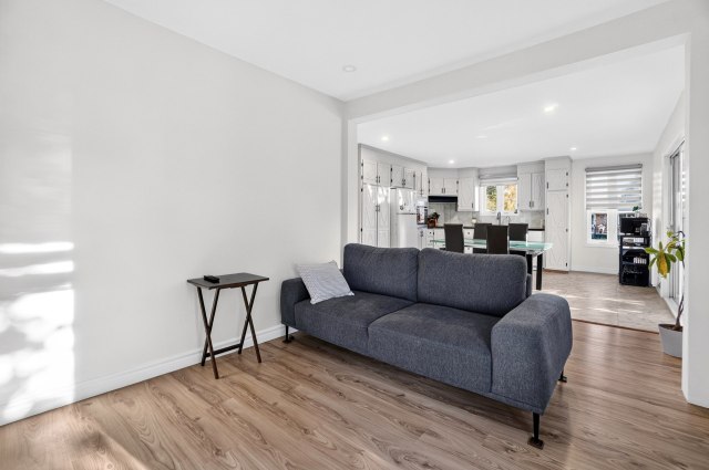 Salon — 104 Rue Robert, Notre-Dame-des-Prairies
