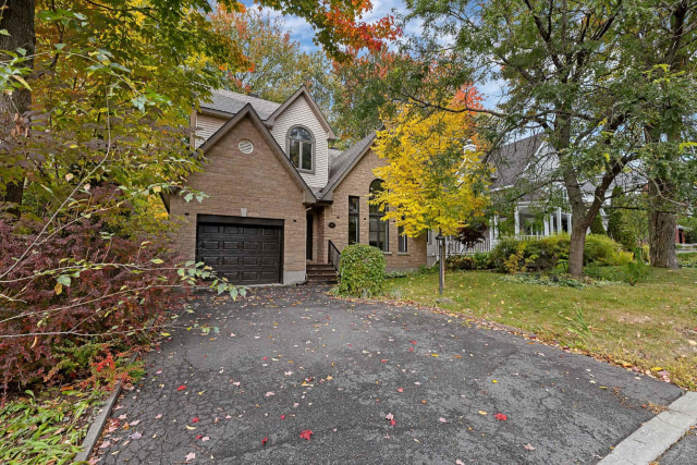 Façade — 931 Rue des Cerisiers, Otterburn Park