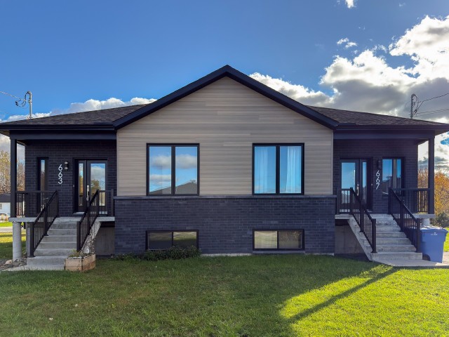 Façade — 663 Rue Jacob-Nicol, Roxton Pond