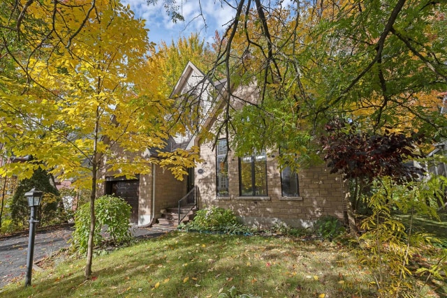 Façade — 931 Rue des Cerisiers, Otterburn Park
