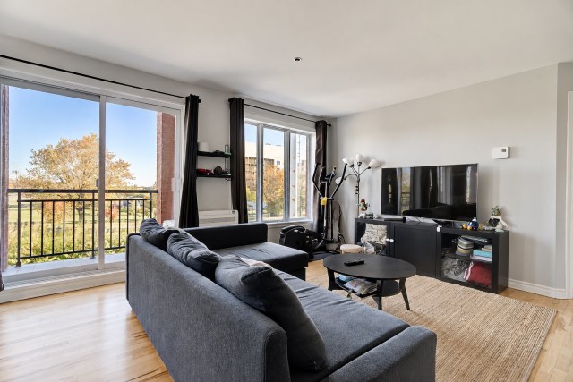 Salon — 2970 Rue du Trianon, Montréal