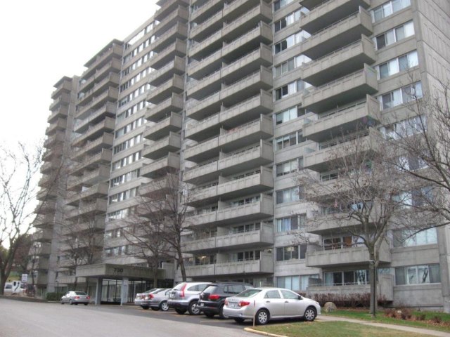 Façade — 730 Boul. Montpellier, Montréal