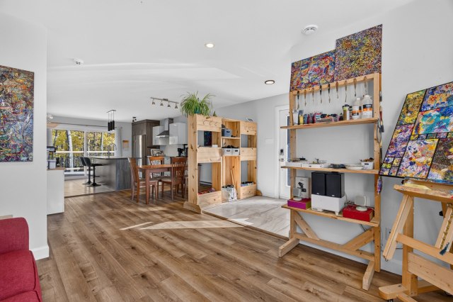 Salon — 1066Z Rue des Algonquins, Québec