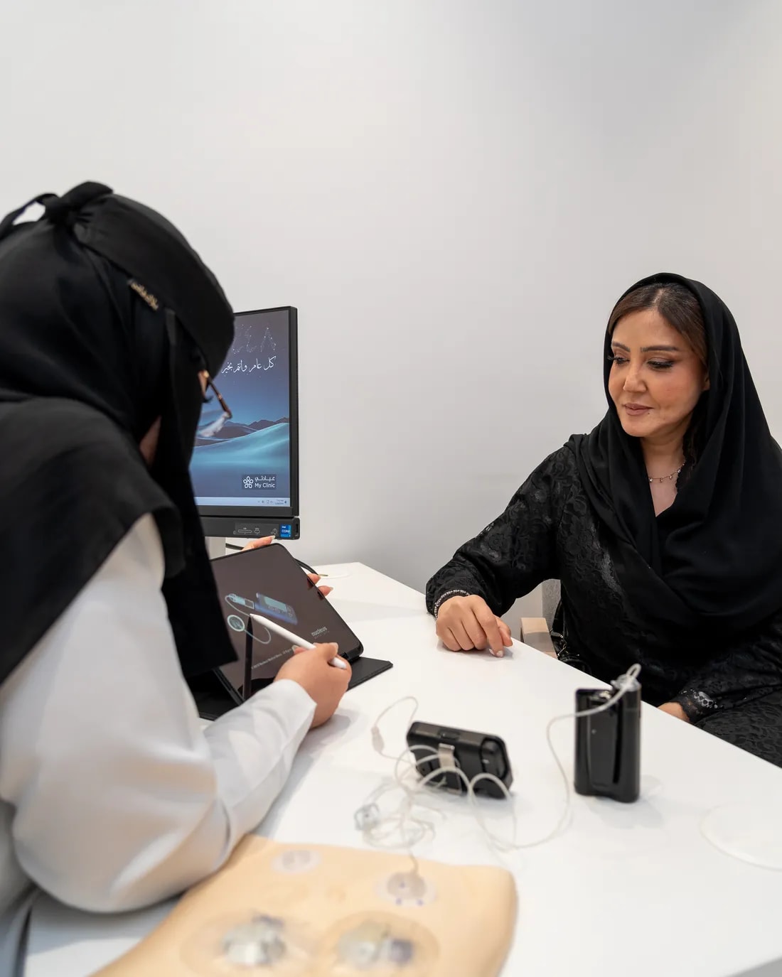 عضوة من فريق الرعاية تراجع المعلومات مع إحدى المريضات
