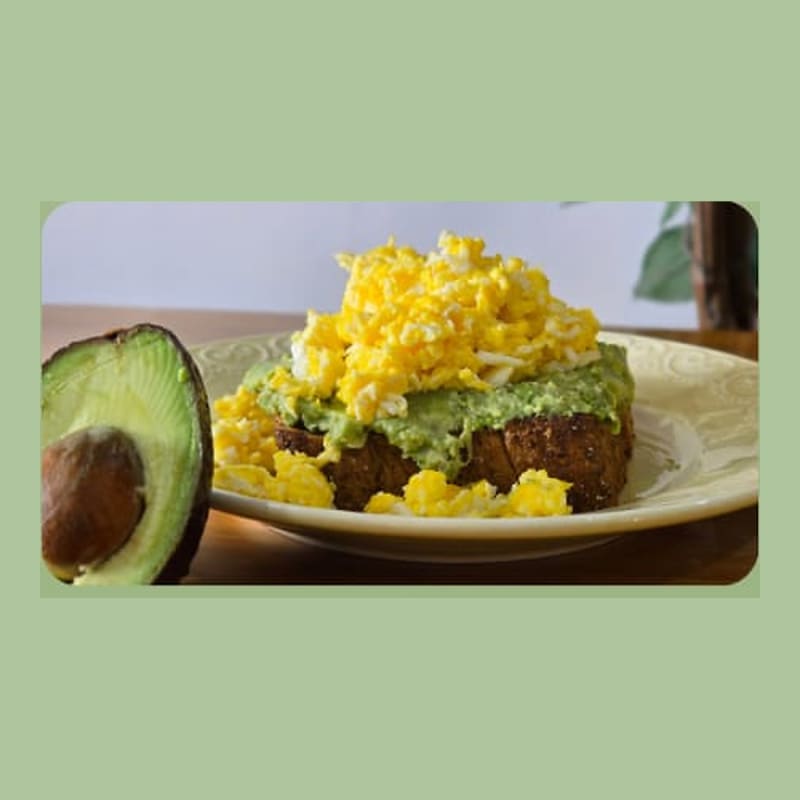 Tostada con palta y huevo