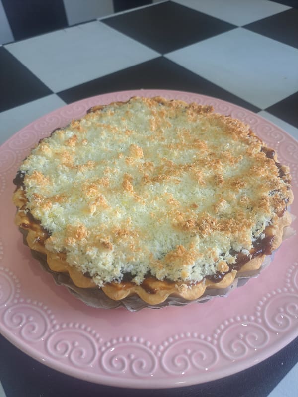 Tarta de coco y dulce de leche redonda