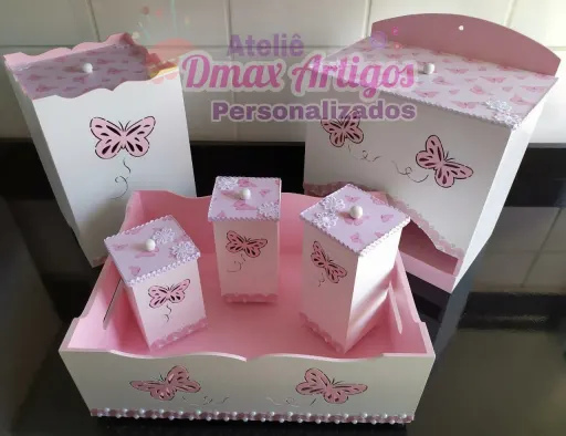 um conjunto de caixas para cuidados do bebê.