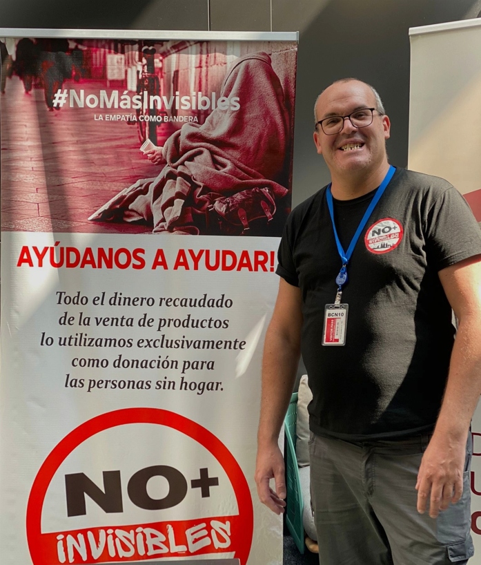 Fundador de No Más Invisibles junto al poster del proyecto caritativo - compromiso personal contra la exclusión social en Barcelona desde 2021