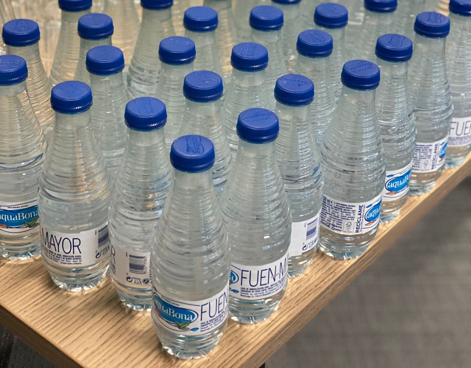 Botellas de agua mineral listas para repartir - hidratación incluida en cada kit de alimentación semanal