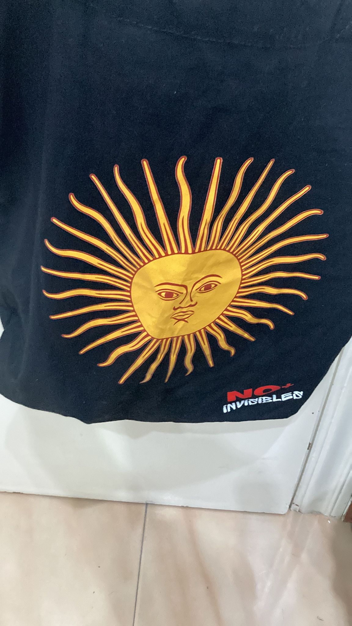 Bolso tote bag reutilizable No Más Invisibles - accesorio ecológico para apoyar la causa contra el hambre en Barcelona