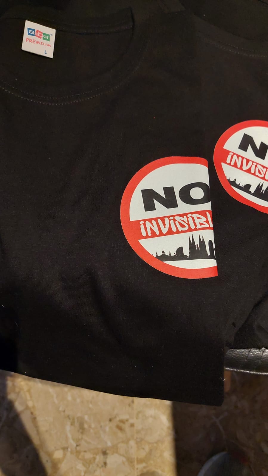 Camiseta solidaria No Más Invisibles de algodón orgánico - merchandising benéfico para apoyar a personas sin hogar en Barcelona