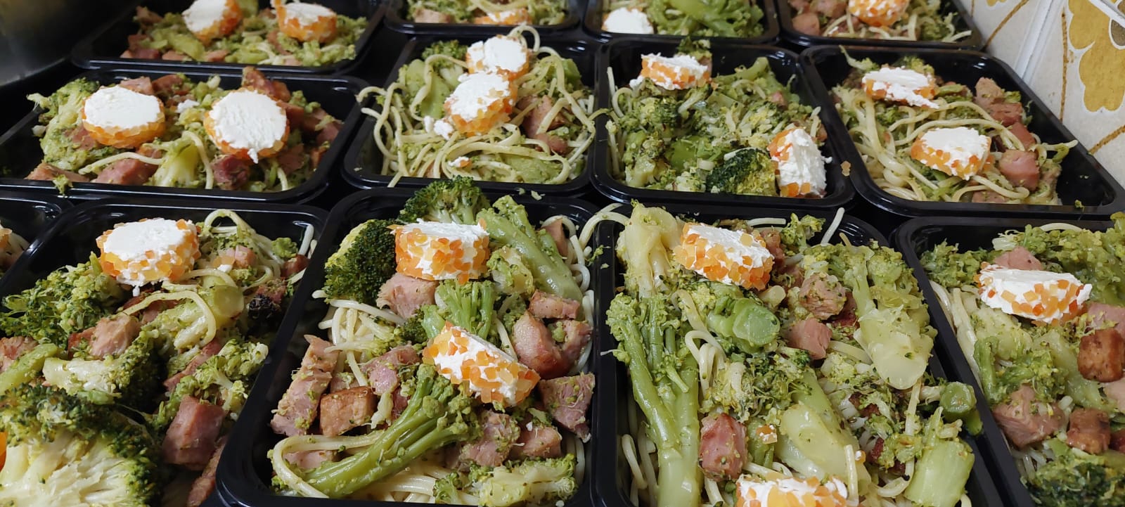Ensalada cocida con verduras de temporada - opción nutritiva y fácil de digerir para personas mayores