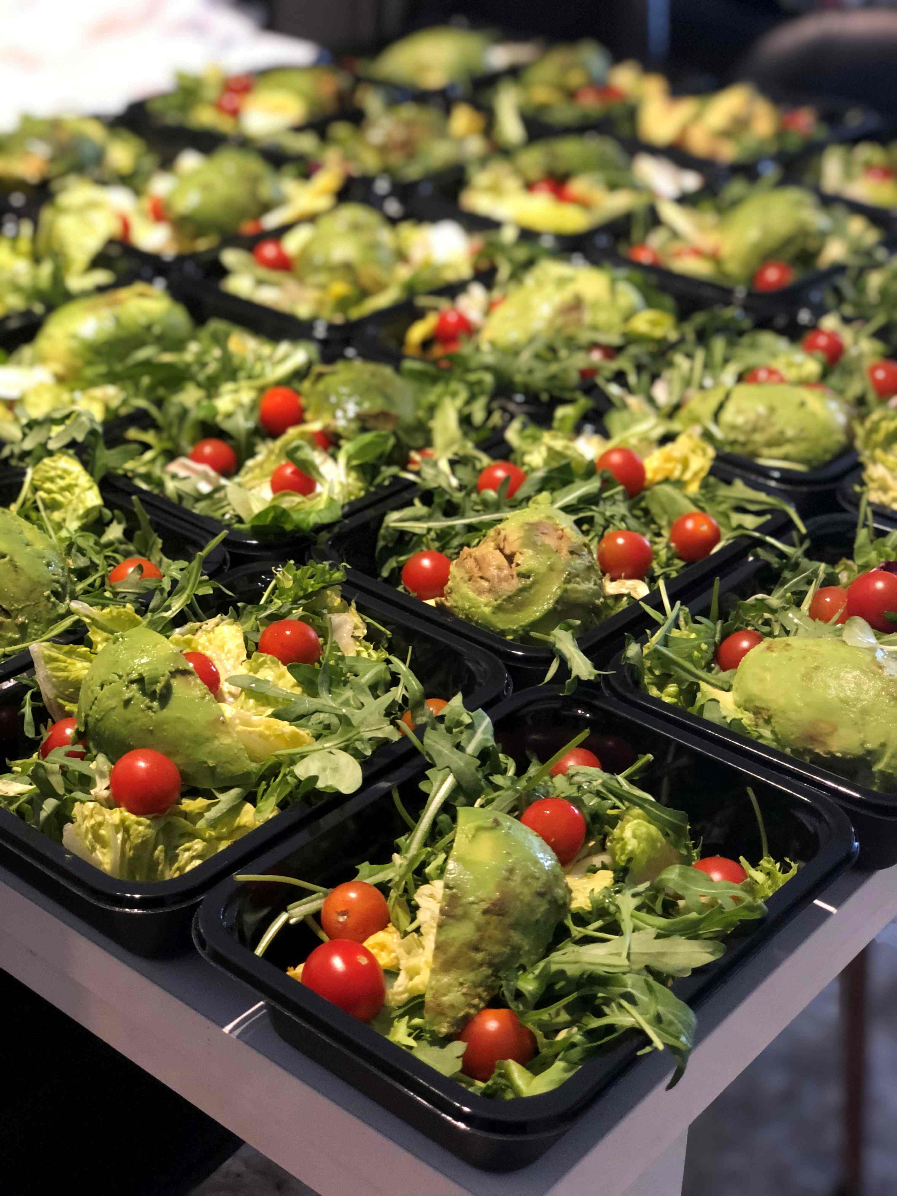 Ensalada fresca con huevo cocido, aguacate, tomate y olivas - plato principal nutritivo preparado por voluntarios de No Más Invisibles para personas sin hogar en Barcelona