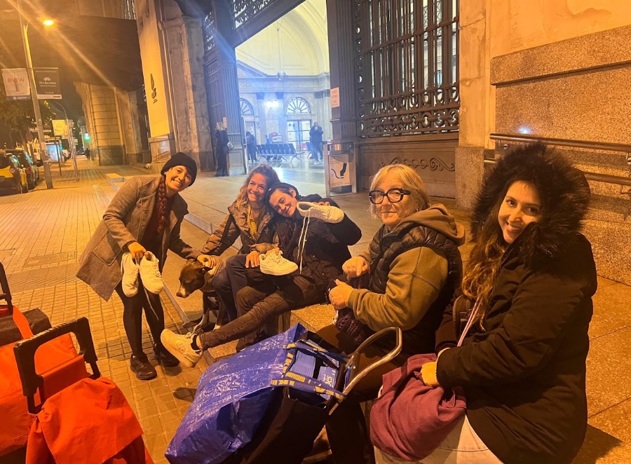 Voluntarios en Estación de Francia preparando bolsas de alimentos - cada kit lleva un poco de nuestro corazón