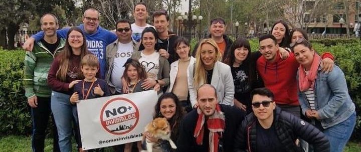 Grupo diverso de jóvenes voluntarios de No Más Invisibles sonriendo - equipo solidario comprometido contra la exclusión social en Barcelona