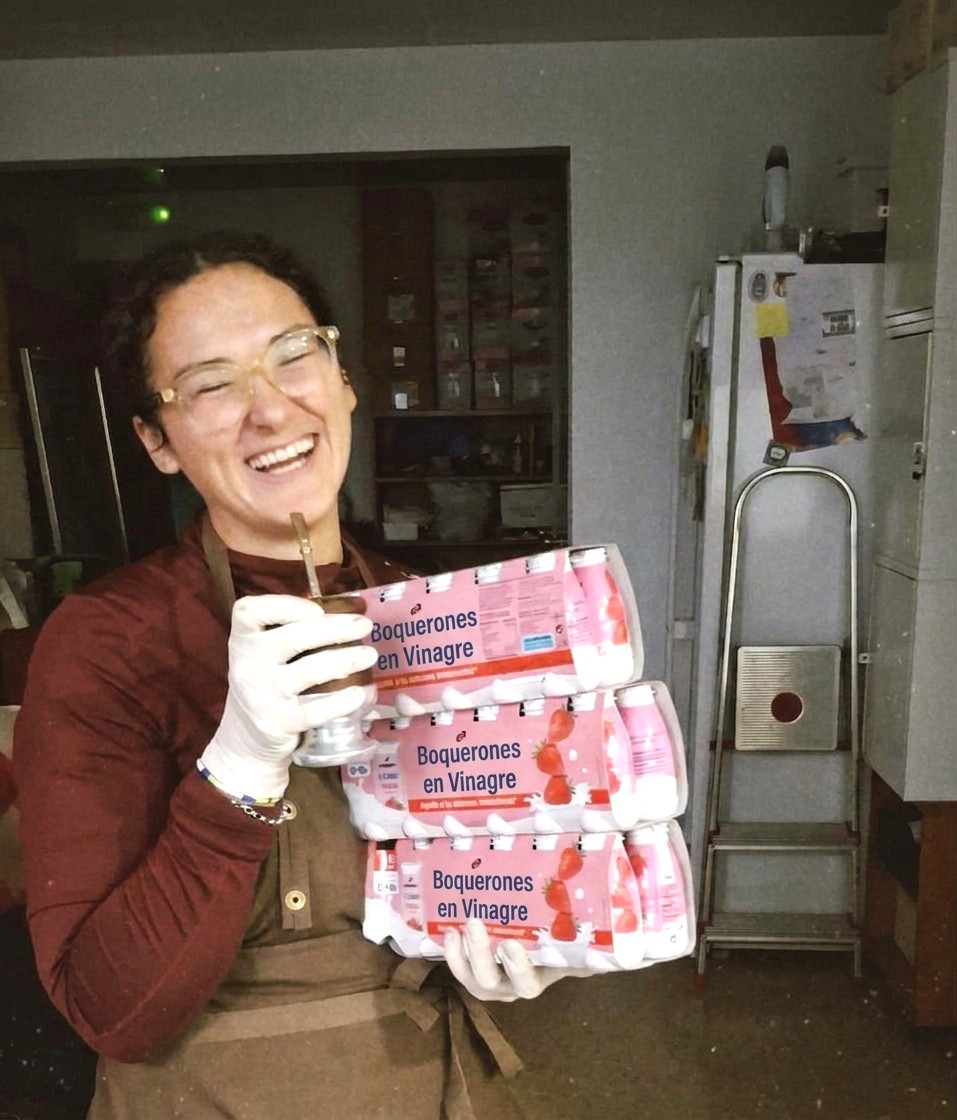 Voluntaria recibiendo y organizando donaciones de alimentos no perecederos y artículos de higiene personal - centro de acopio No Más Invisibles Barcelona