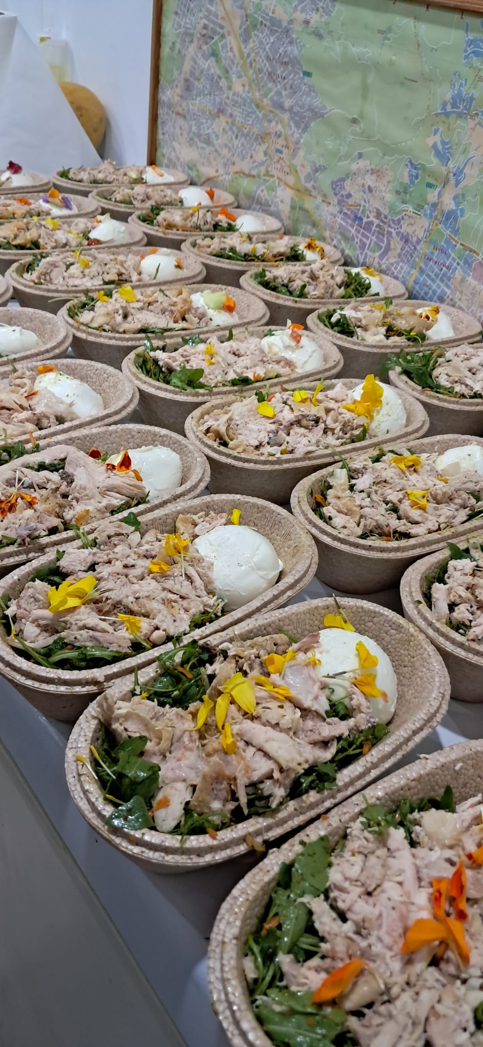 Plato principal empacado en envases desechables biodegradables - kits de alimentación completos listos para distribución en Barcelona