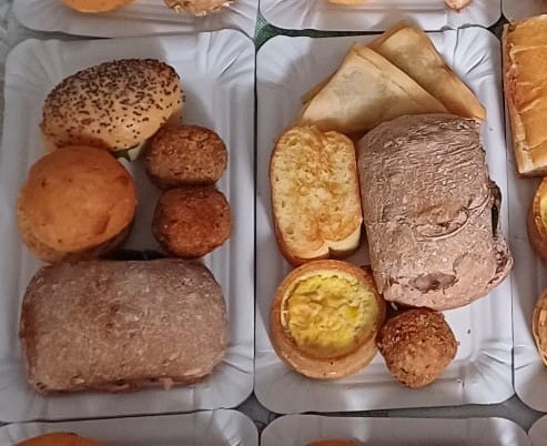 Variedad de panes frescos incluyendo hogaza integral y pan de molde - acompañamiento diario en los kits de alimentación