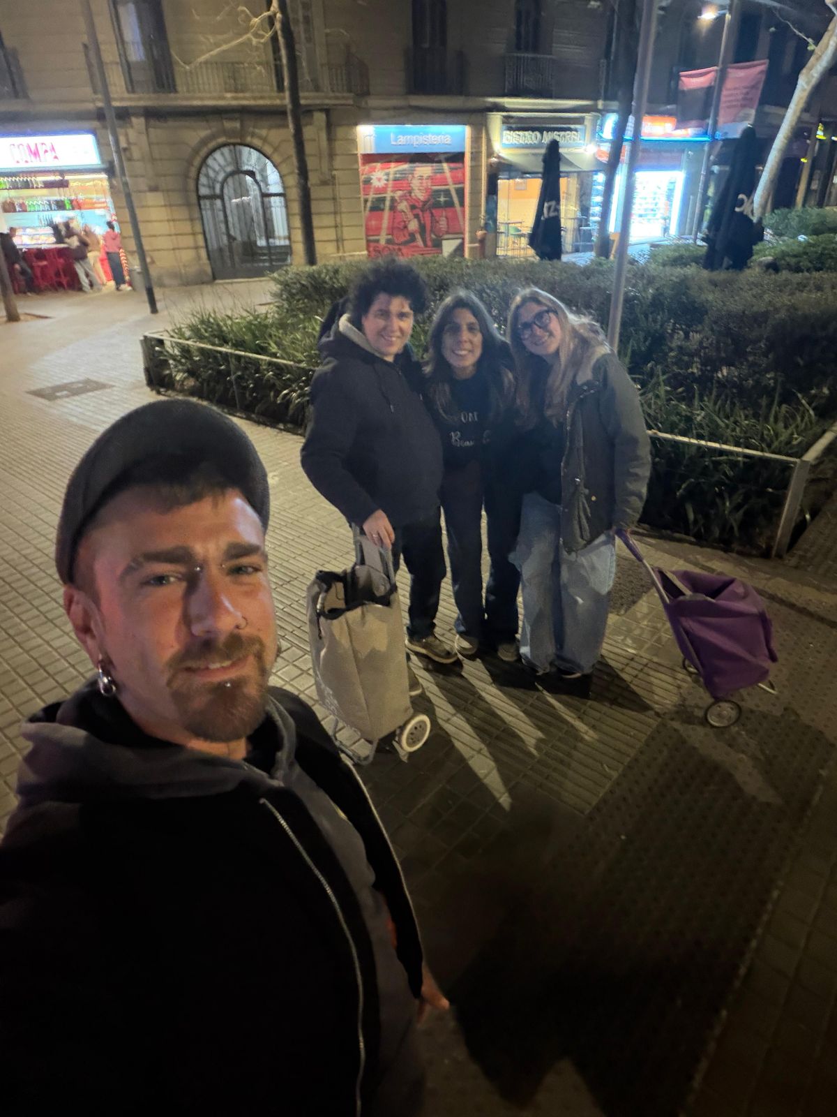 Voluntarios en Ruta Parallel trabajando juntos - equipo coordinado distribuyendo alimentos en el centro de Barcelona