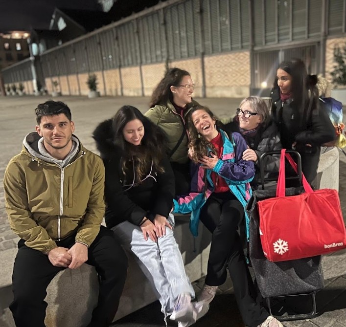 Equipo de voluntarios en Ruta Picasso distribuyendo comida caliente y kits de alimentación en el barrio - acción solidaria Barcelona