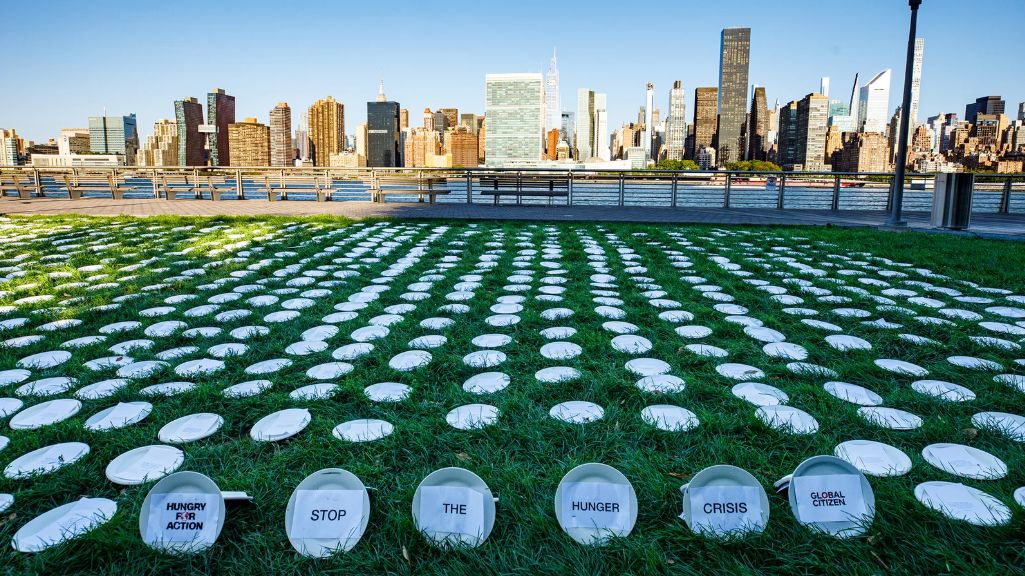 Campaña de Global Citizen con 1000 platos vacíos frente a la ONU - protesta visual contra la crisis del hambre mundial