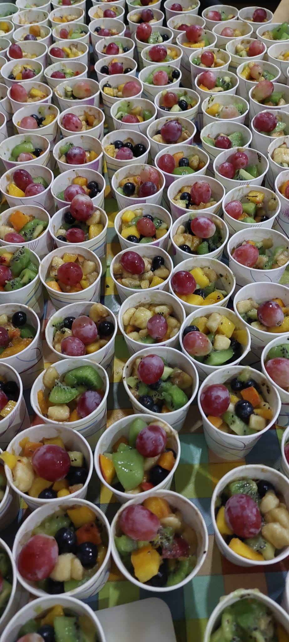 Postre de frutas mixtas frescas con uvas, kiwi, piña y melón - opción saludable y vitamínica para el postre