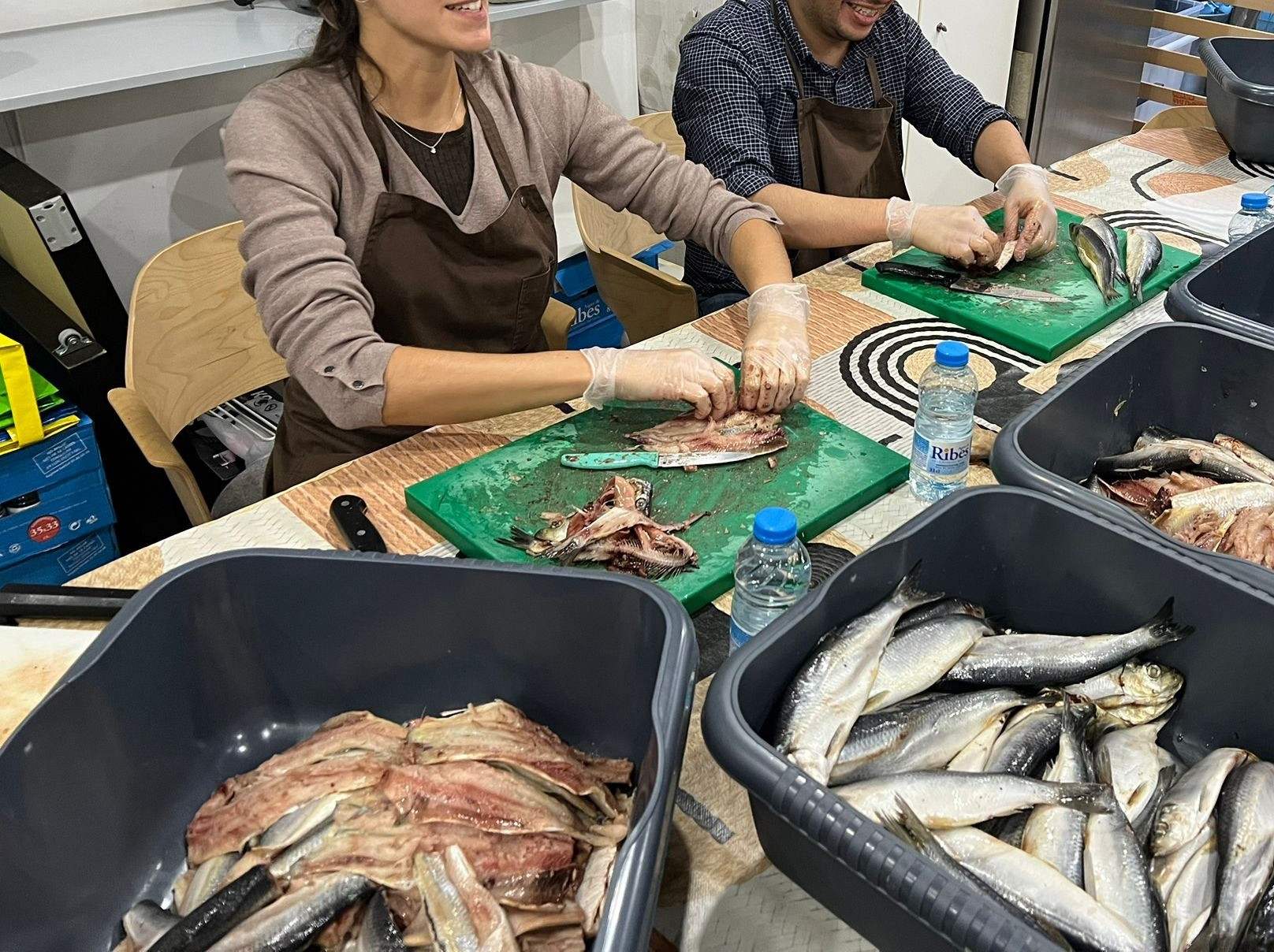 Equipo de voluntarios en jornada de pre-elaboración de alimentos - preparación y organización de ingredientes para comidas solidarias en Barcelona
