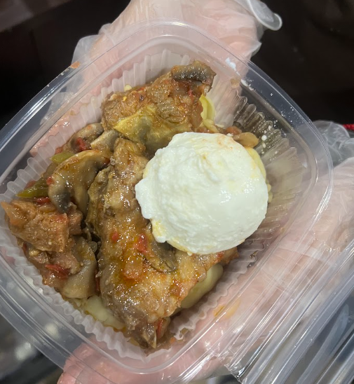 Guisado de pollo con verduras y arroz - plato casero nutritivo preparado con ingredientes frescos