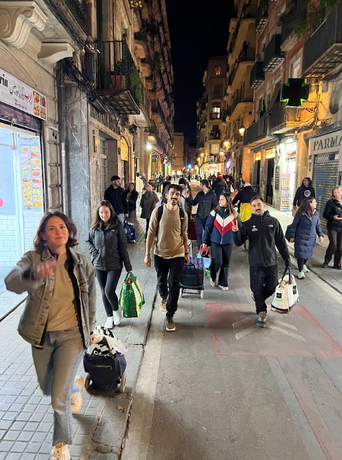 Equipo Nord de No Más Invisibles listo para salir a repartir - voluntarios con mochilas cargadas de alimentos en Barcelona