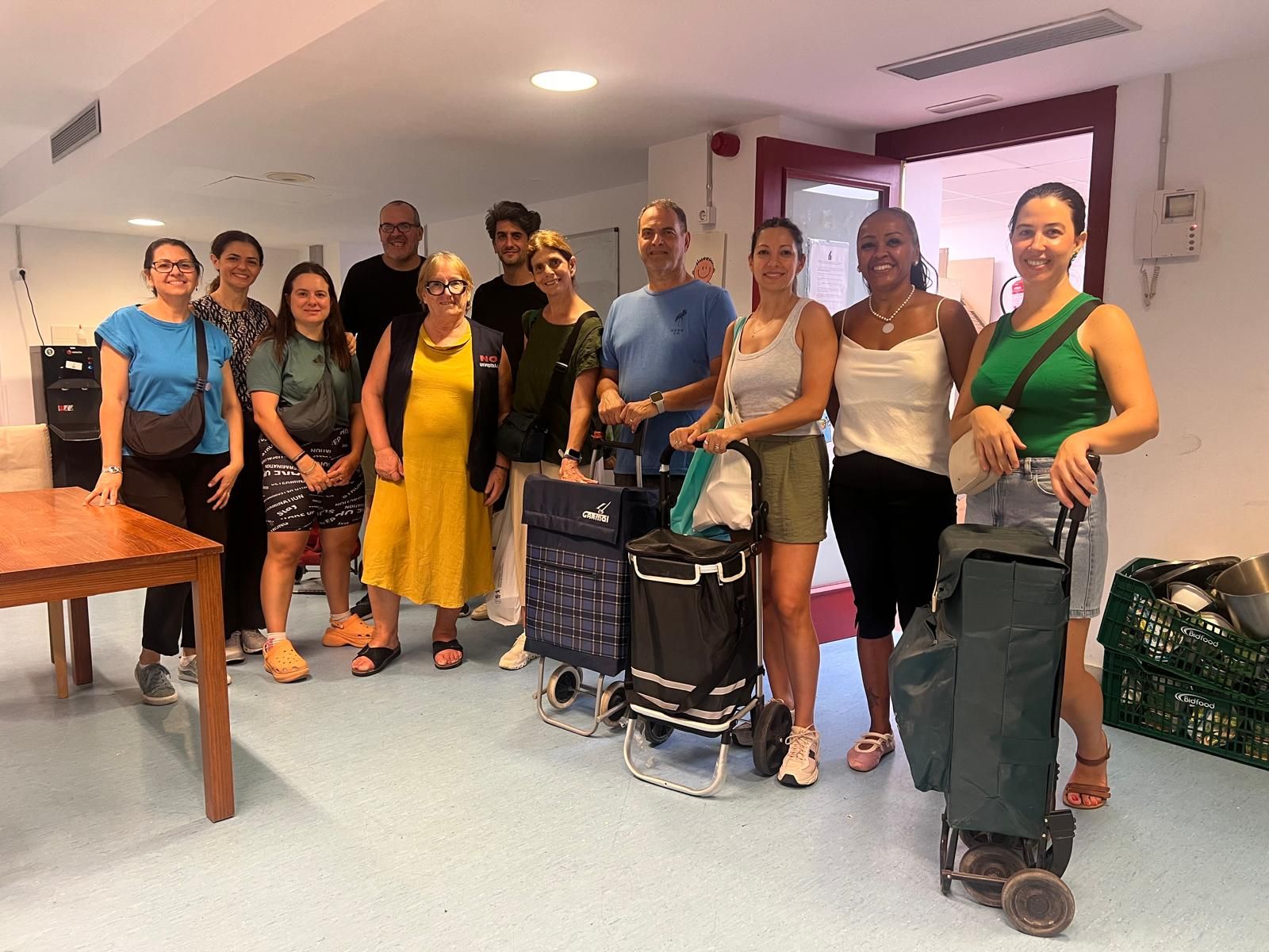 Voluntarios listos para salir a repartir - inicio de la ruta semanal con mochilas cargadas de comida caliente