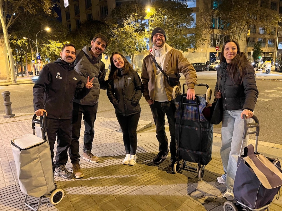 Grupo de voluntarios de Ruta Villa Olímpica - familia solidaria que crece cada semana en Barcelona