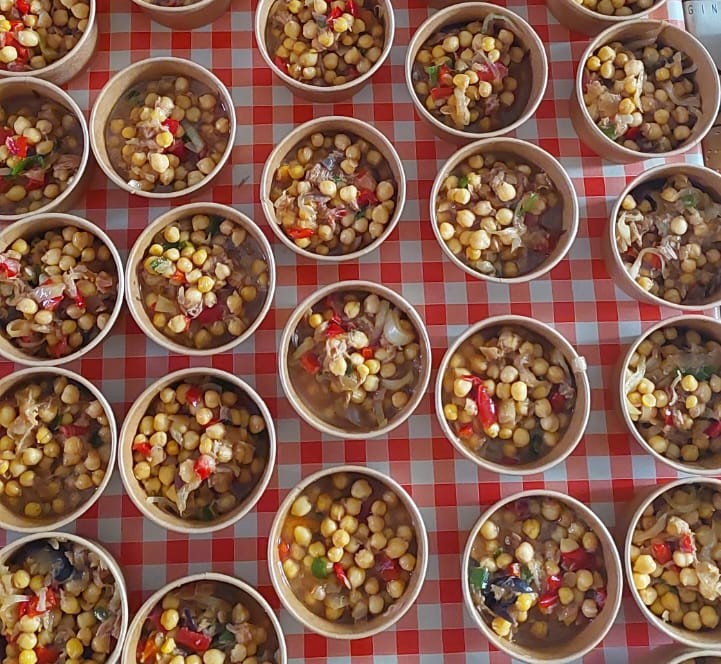 Sopa caliente de garbanzos con verduras - plato reconfortante y proteico preparado en invierno