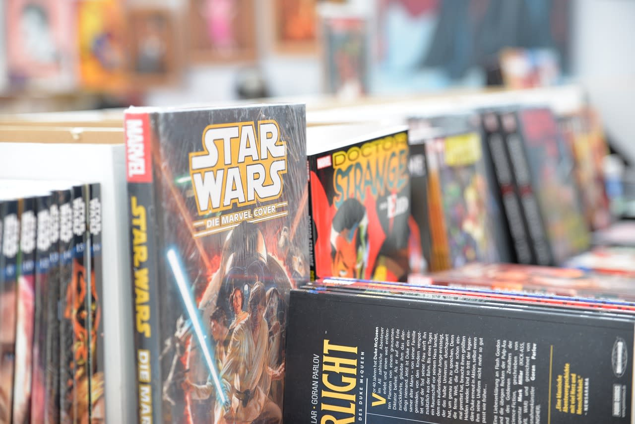 https://pixabay.com/photos/comic-con-comics-books-star-wars-2216147/ 