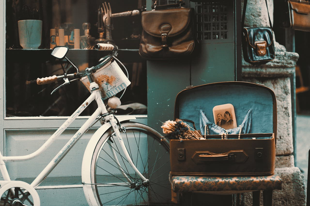 https://pixabay.com/photos/bicycle-vintage-street-shop-retro-1872682/ 