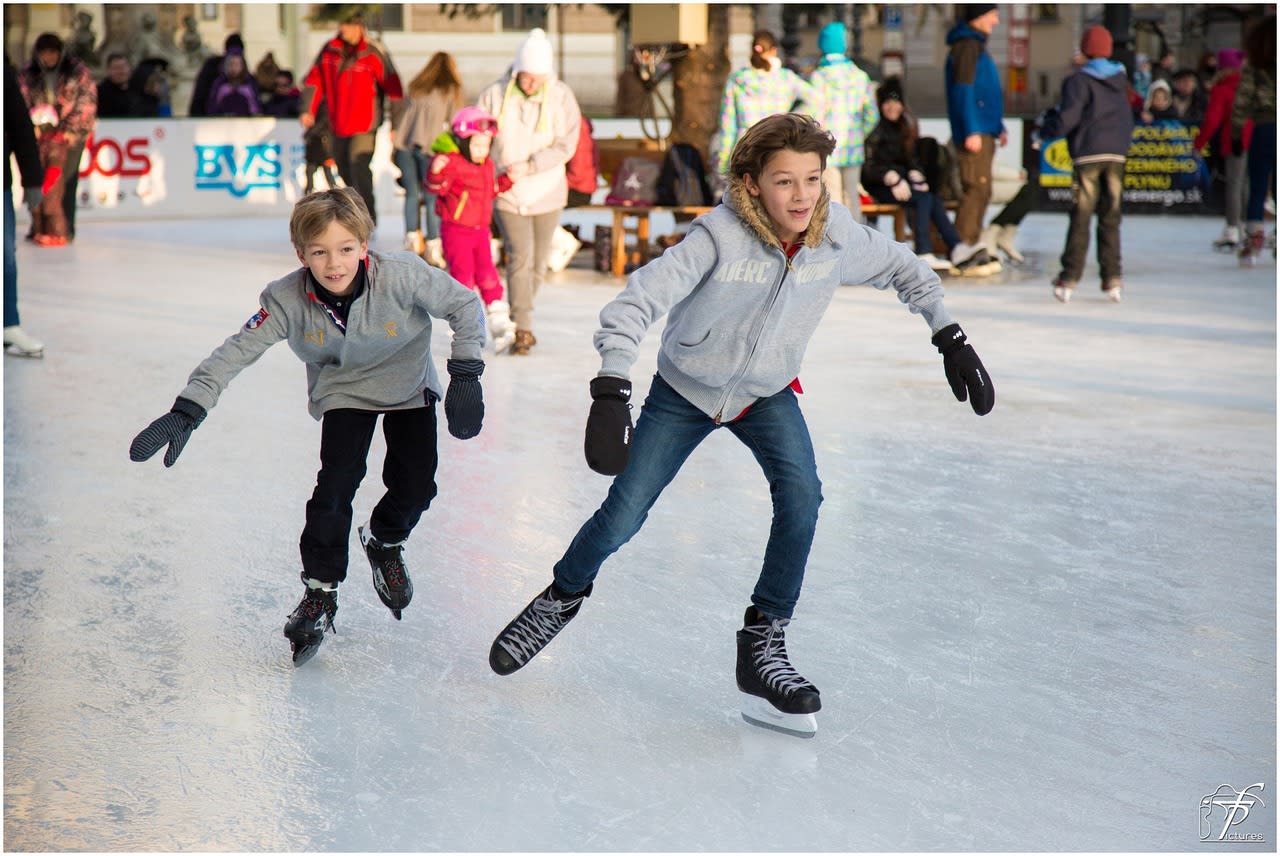 https://pixabay.com/photos/ice-skating-ice-skating-skating-235547/ Photo by ferobanjo on Pixabay