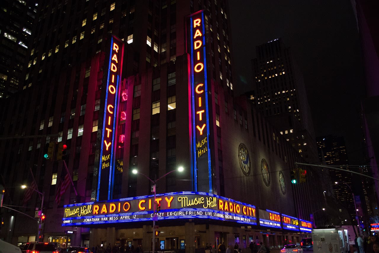 https://pixabay.com/photos/radio-city-radio-city-ny-manhattan-5212669/ Photo by kokygonzalez on Pixabay