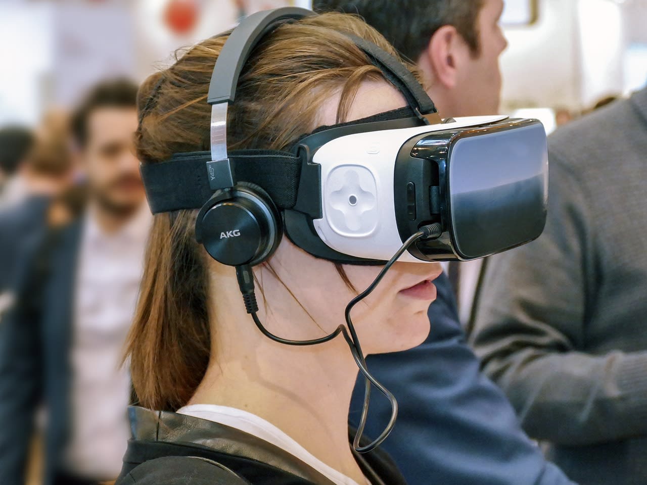Image by Thomas Meier from Pixabay https://pixabay.com/photos/vr-glasses-oculus-virtual-reality-1992973/ 