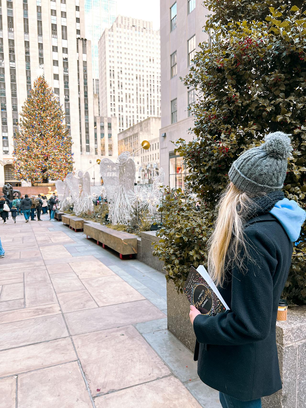 https://www.pexels.com/photo/blonde-woman-in-new-york-14748456/ Photo by Stephanie W on Pexels