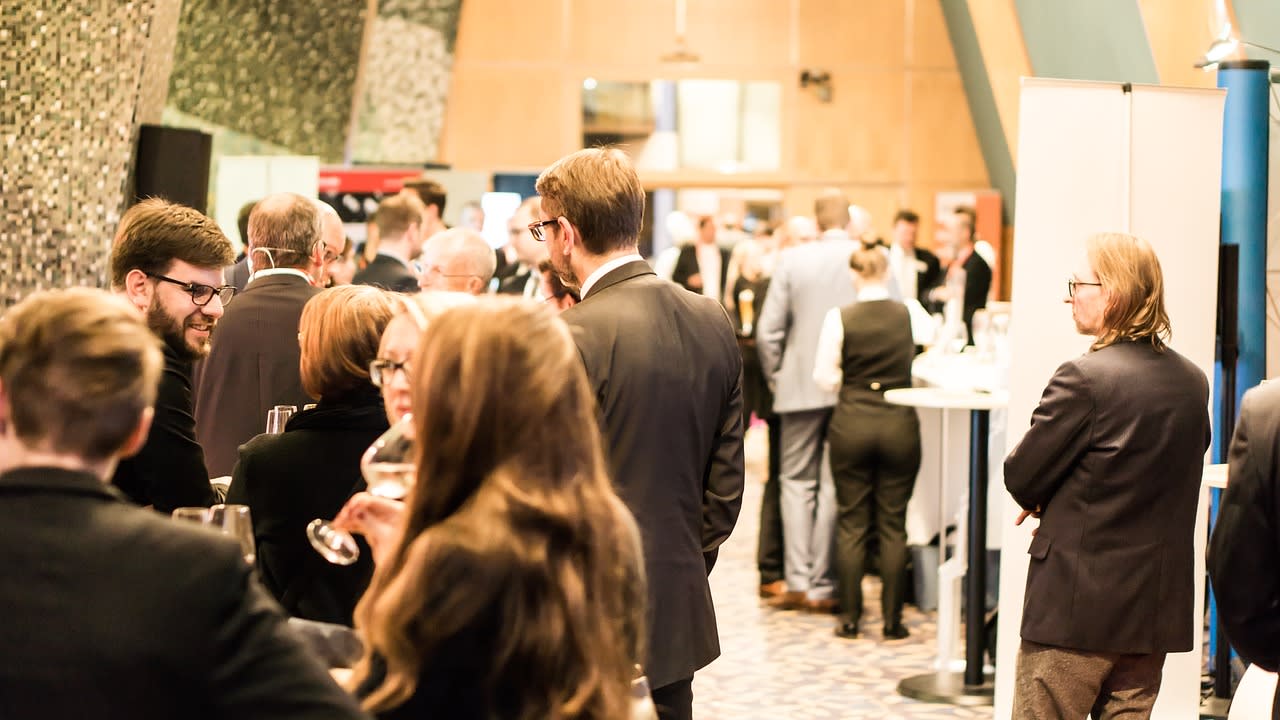 Image by SNCR GROUP from Pixabay https://pixabay.com/photos/conference-people-mass-business-3518465/ 