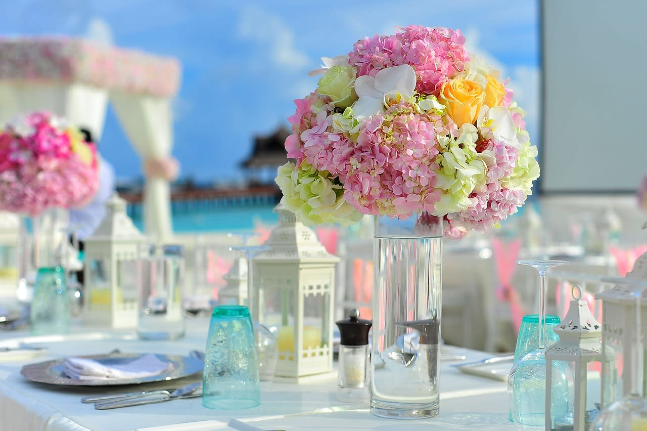 https://pixabay.com/photos/flowers-vase-reception-table-1854075/ Image by Pexels from Pixabay