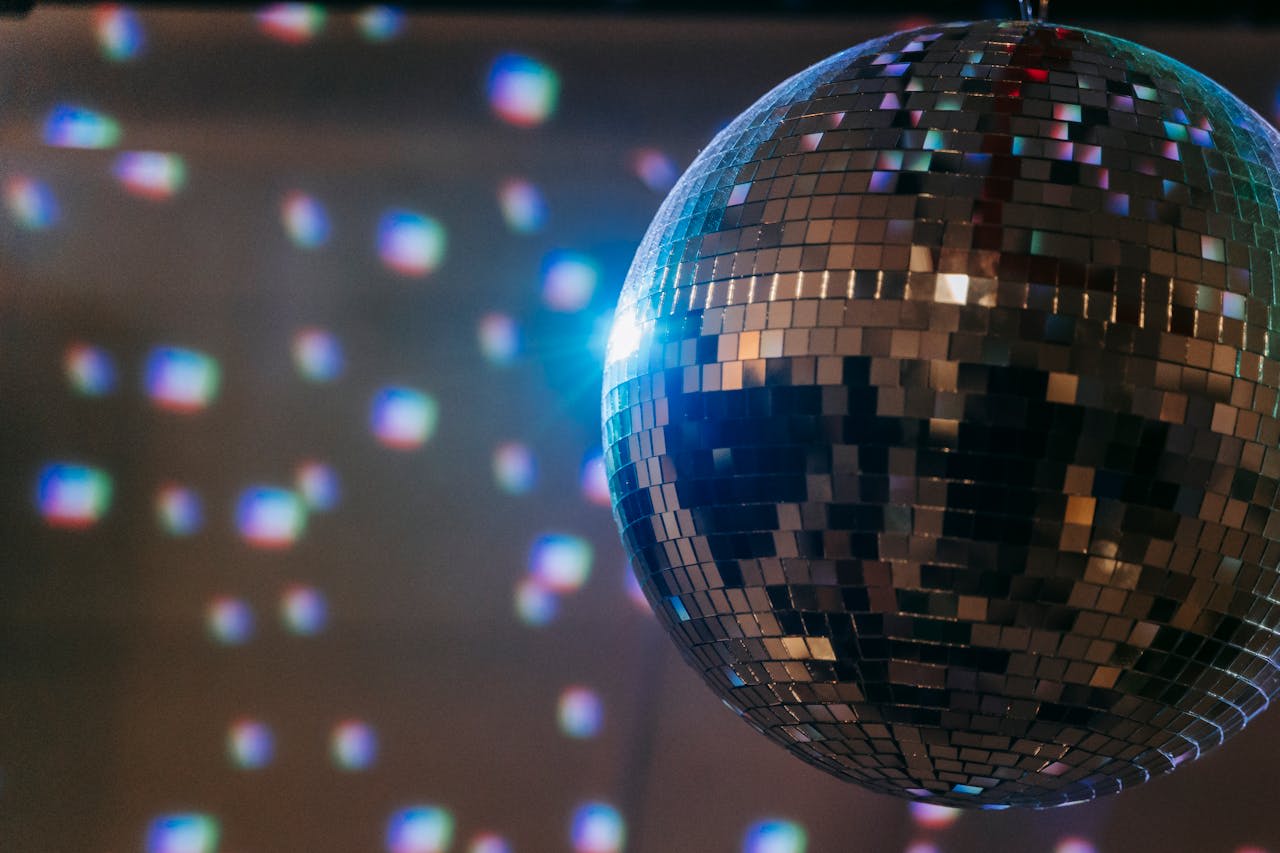 Photo by Anna Pou : https://www.pexels.com/photo/a-disco-mirror-ball-8132441/ 