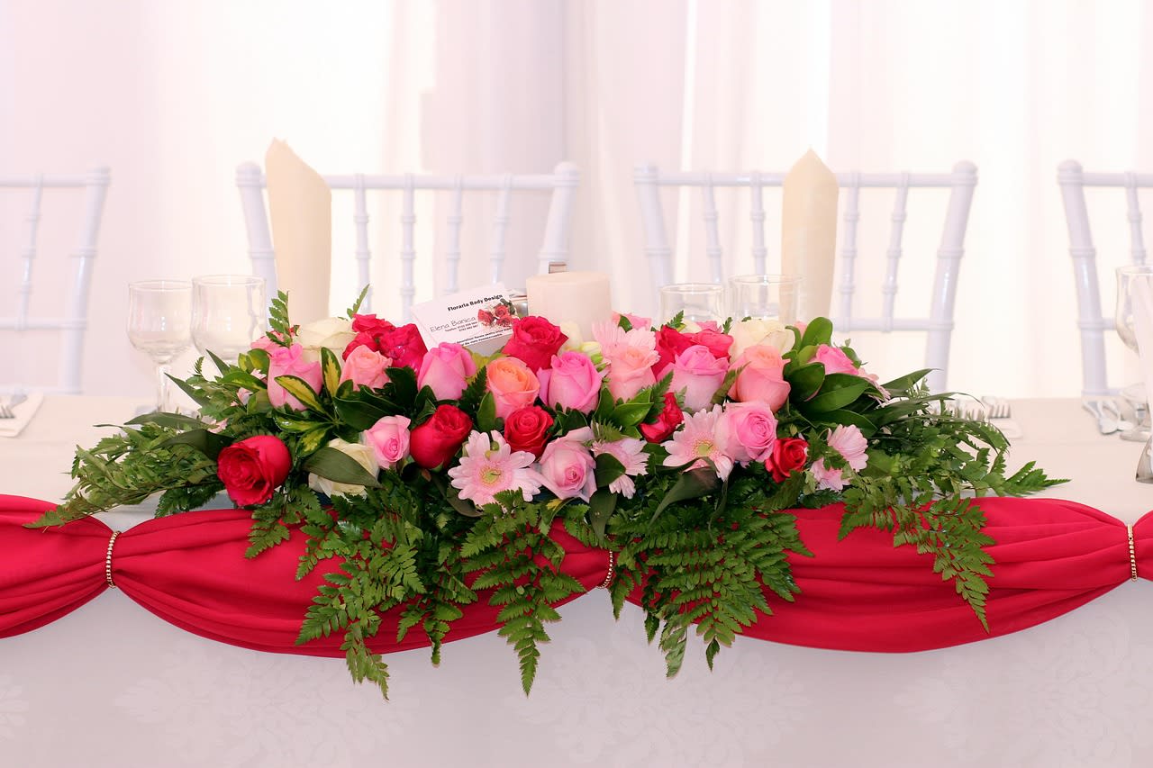 Image by Adina Voicu from Pixabay https://pixabay.com/photos/roses-flora-table-decoration-event-1521273/ 