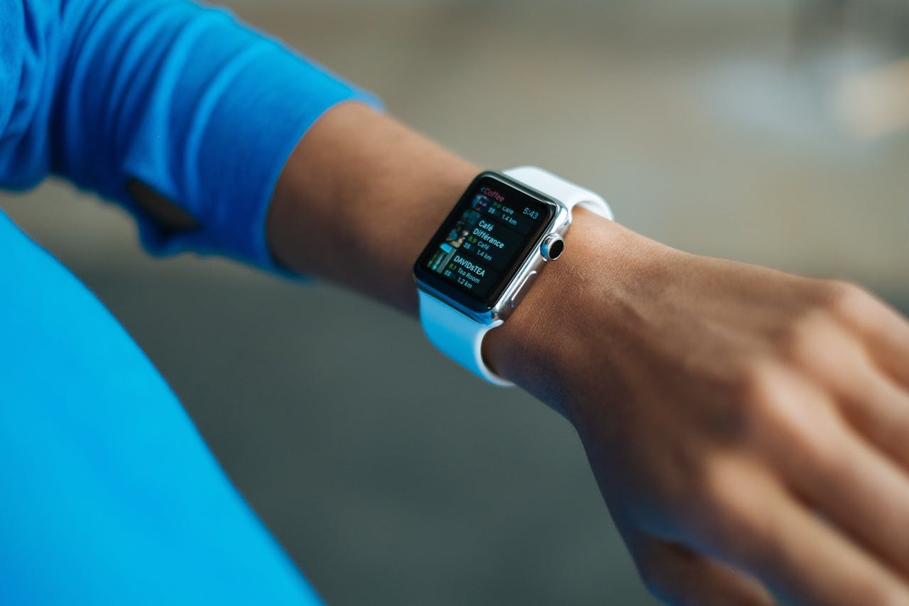Photo by Pixabay: https://www.pexels.com/photo/person-wearing-white-silicone-strap-black-smartwatch-267394/ 