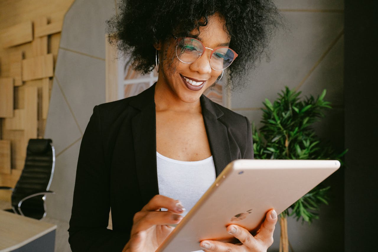 Photo by Anna Shvets: https://www.pexels.com/photo/woman-in-black-blazer-holding-an-ipad-3727457/ 