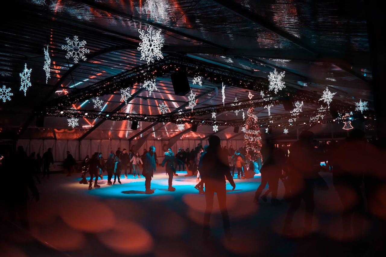  Pexels Photo by Longxiang Qian: https://www.pexels.com/photo/white-snowflakes-decors-1725995/ 