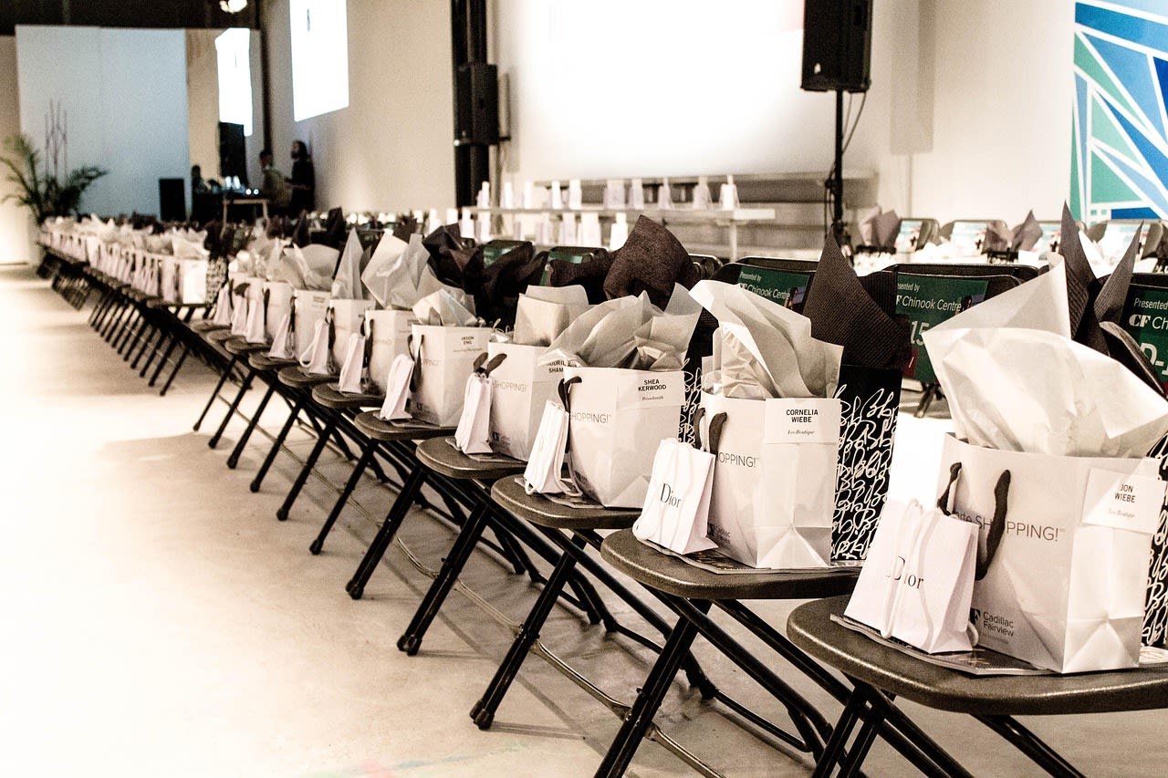 Image by Glorife Simon from Pixabay https://pixabay.com/photos/dior-runway-giveaway-parkshow-2713129/ 