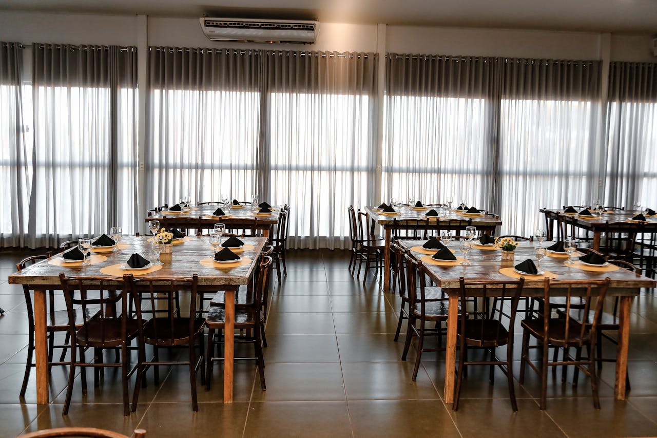 https://www.pexels.com/photo/table-setting-2337778/ 