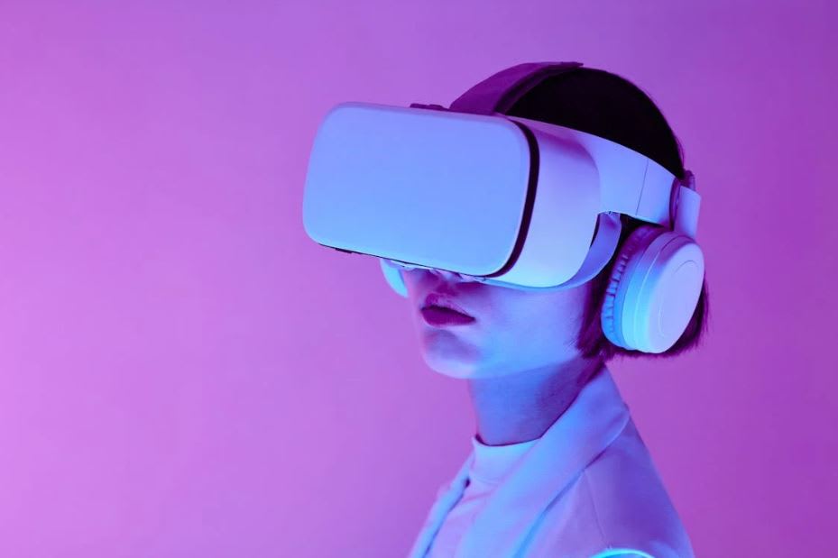 Photo by Michelangelo Buonarroti: https://www.pexels.com/photo/a-woman-using-virtual-goggles-8728380/ 